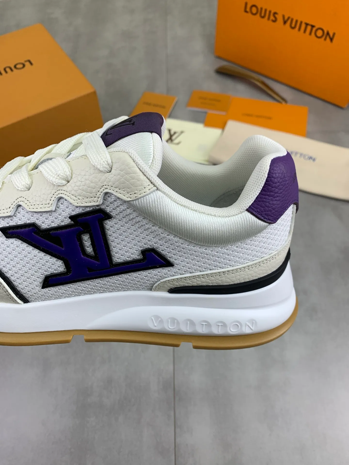 Factory price P700 💶 Top version [LOUIS VUITTON] Couple 🧑‍🤝‍🧑 Craftsman style Counter series (original order) New style 🍀LV Louis Vuitton - top version LV classic high-top trendy shoes! Made of imported original craft calfskin, original breathable lining, and original wear-resistant, lightweight, high-end TPU outsole! High quality products! 4️⃣ colors available, size: female 35-39, male 39-44 (female 40, male 45 46 customized)